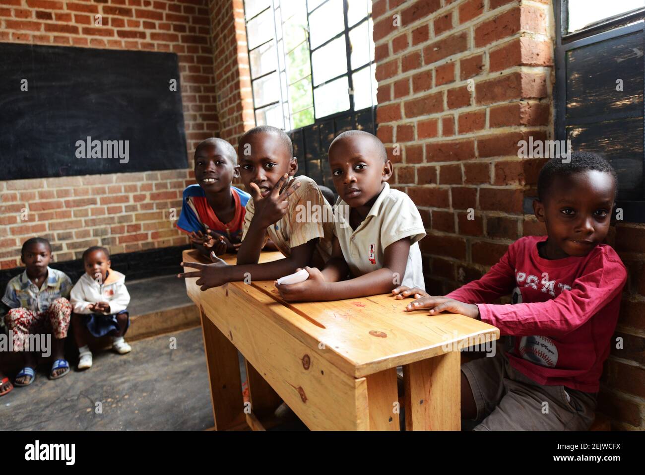 Les enfants de l'école primaire rwandaise dans leur classe, Nyamata, Rwanda. Banque D'Images