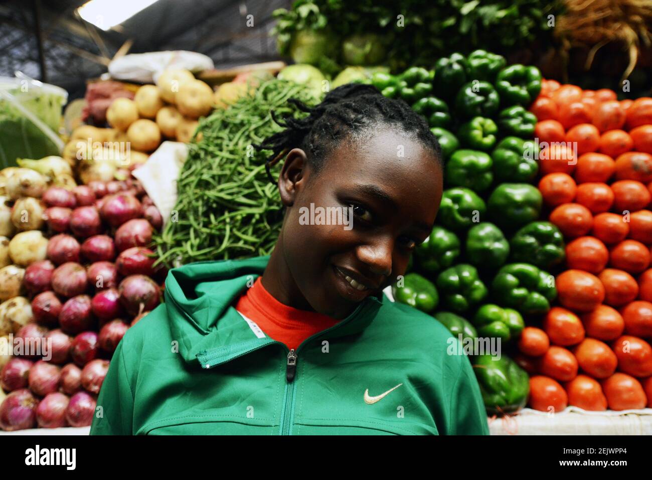 Femme rwandaise souriante Banque de photographies et d’images à haute ...