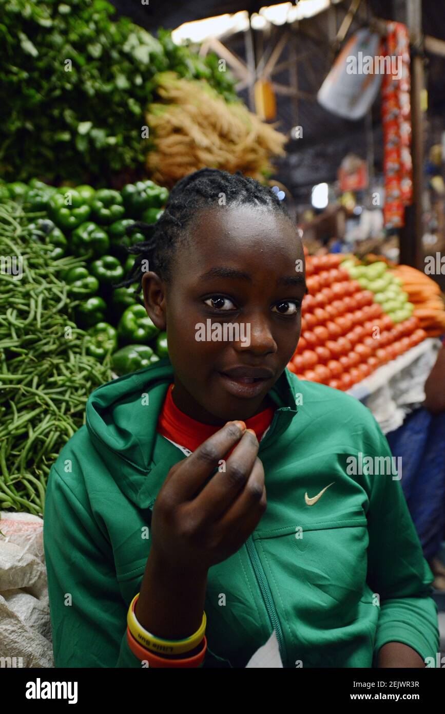 Femme rwandaise souriante Banque de photographies et d’images à haute ...