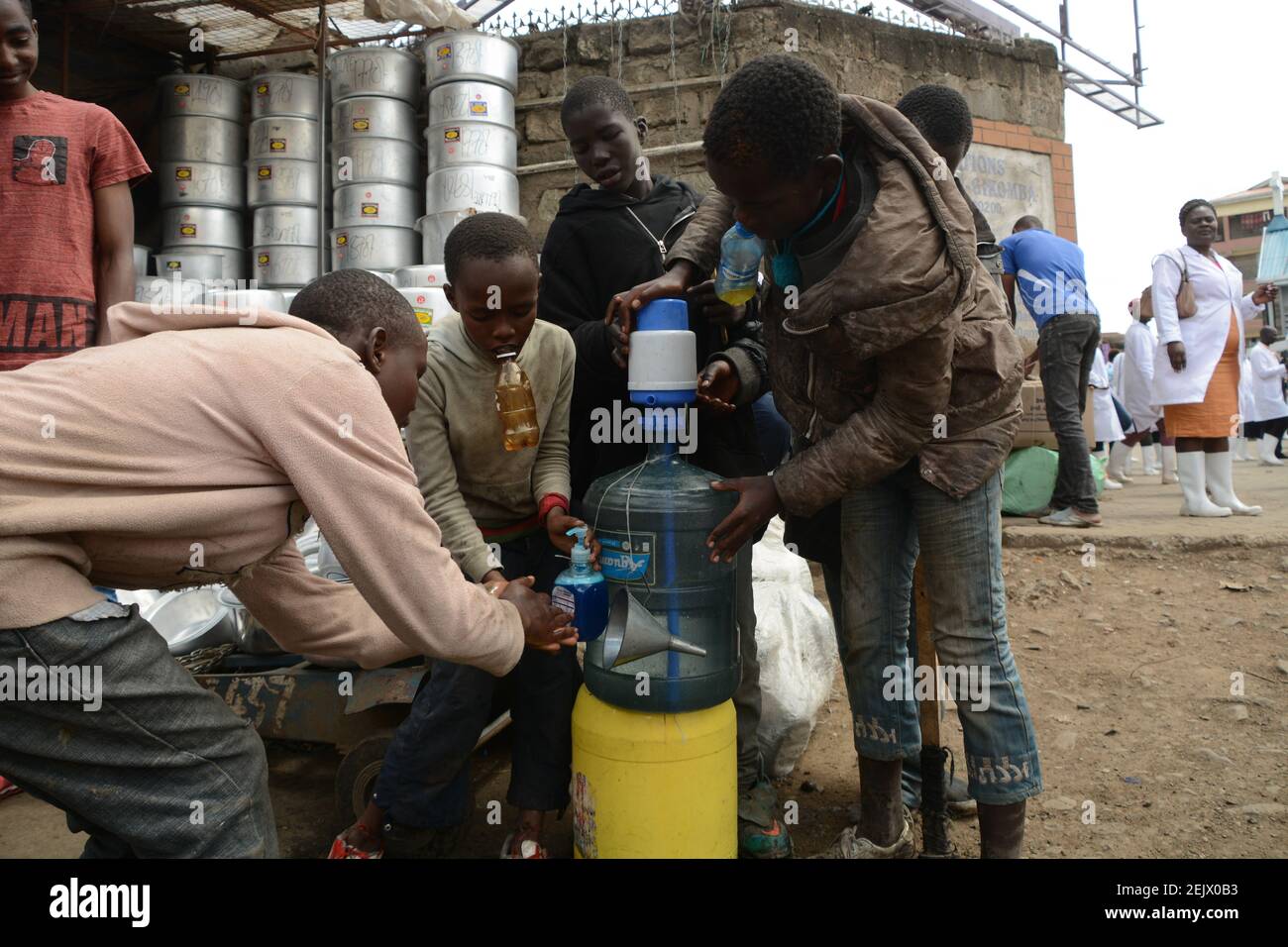 Les enfants des rues du marché de Gikomba à Nairobi se laver les mains avec  du savon liquide comme mesure préventive contre le covid-19.le gouvernement  kenyan a interdit tous les rassemblements/activités publics,
