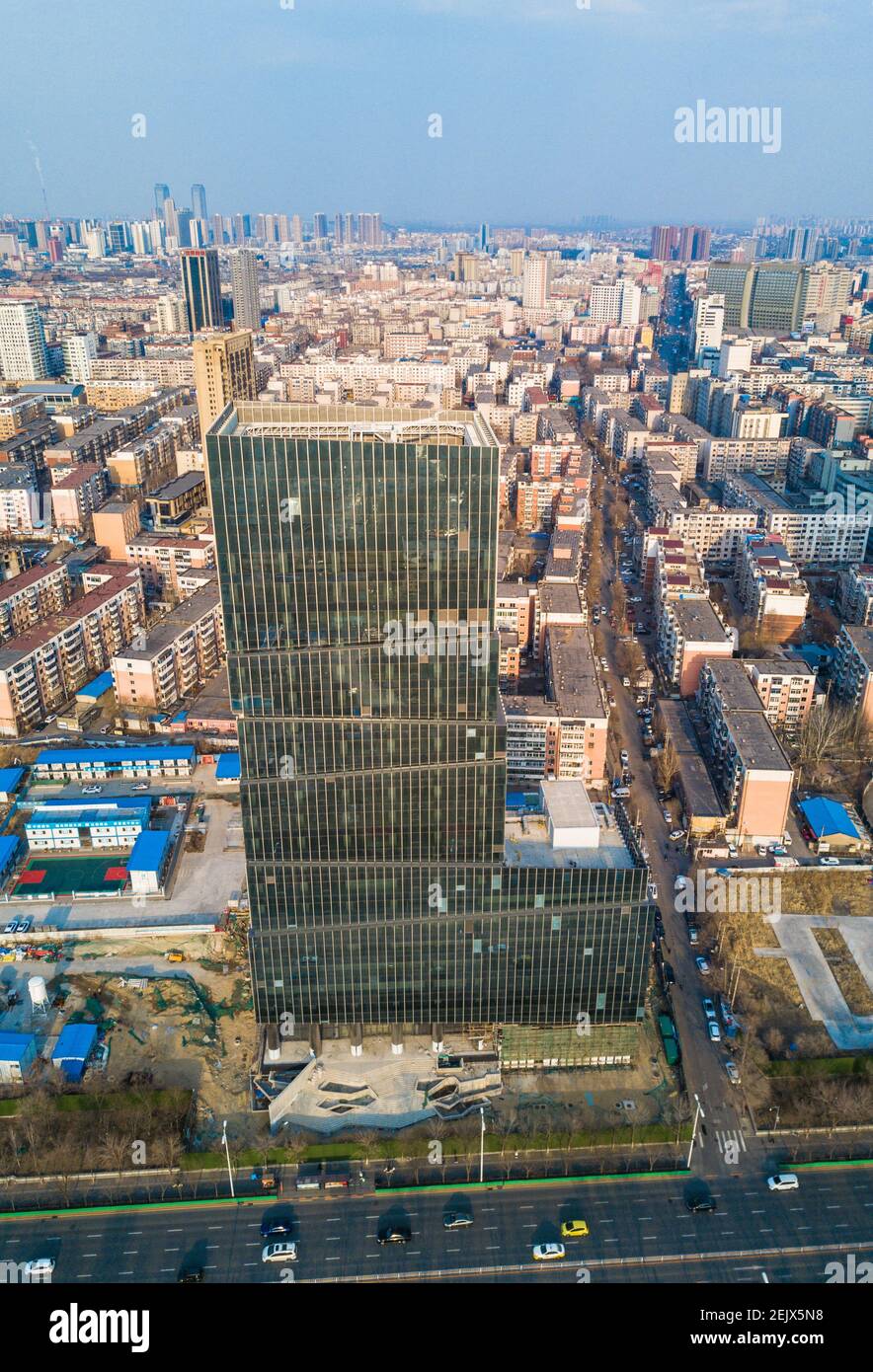 Une vue aérienne d'un bâtiment de 50 mètres de haut qui attire les citoyens  avec sa forme unique dans le canter de la ville de Shenyang, province de  Liaoning au nord-est de