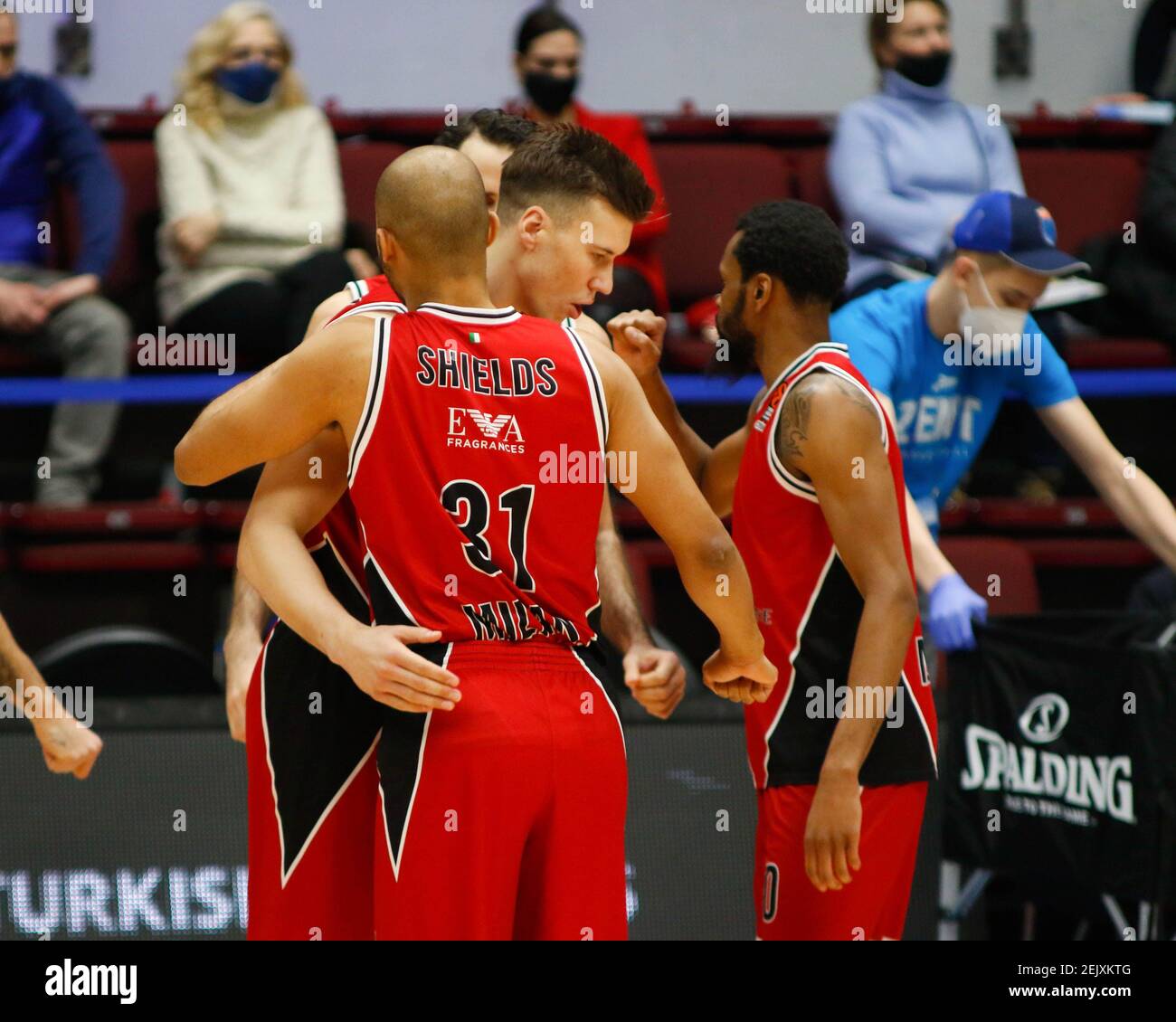 Saint-Pétersbourg, Russie. 22 février 2021. Caleb Tarczewski (15) et Shavon Shields (31), d'Olimpia Milano (Ax armani Exchange milano) en action pendant le 2020/2021 Turkish Airlines EuroLeague Regular Season Round 25, match entre le FC Olimpia Milano et Zenit St. Petersburg à l'arène Sibur. (Score final; Zenit St. Petersburg 79:70 Olimpia Milano) Credit: SOPA Images Limited/Alay Live News Banque D'Images