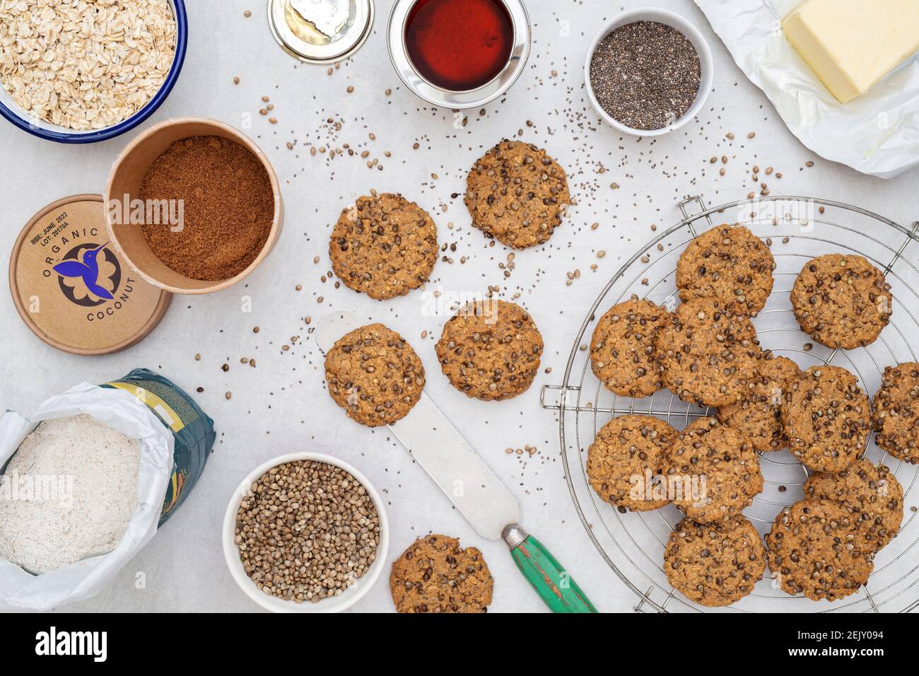 Biscuits de graines de chanvre et de chia . Biscuits faits maison à base de chanvre et de graines de chia avec des ingrédients sur fond blanc Banque D'Images