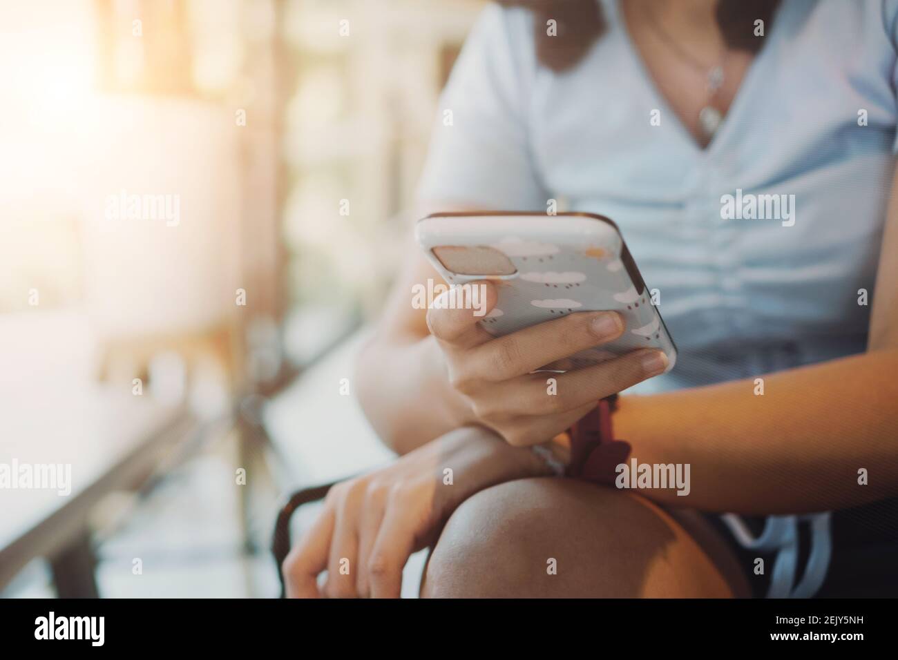 Les gens utilisent leur téléphone intelligent pour travailler, travailler sur les réseaux sociaux, communiquer dans l'espace de travail des cafés publics. Banque D'Images