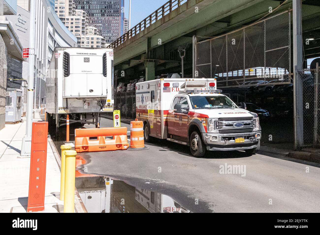 Au milieu d'un sommet prévu dans les décès de COVID-19, et les courses d'ambulance sur FDR Drive au-delà d'une remorque de morgue réfrigérée au NYU Langone Medical Center à New York, NY, États-Unis, le lundi 6 avril 2020. (Photo par Albin Lohr-Jones/Sipa USA) Banque D'Images