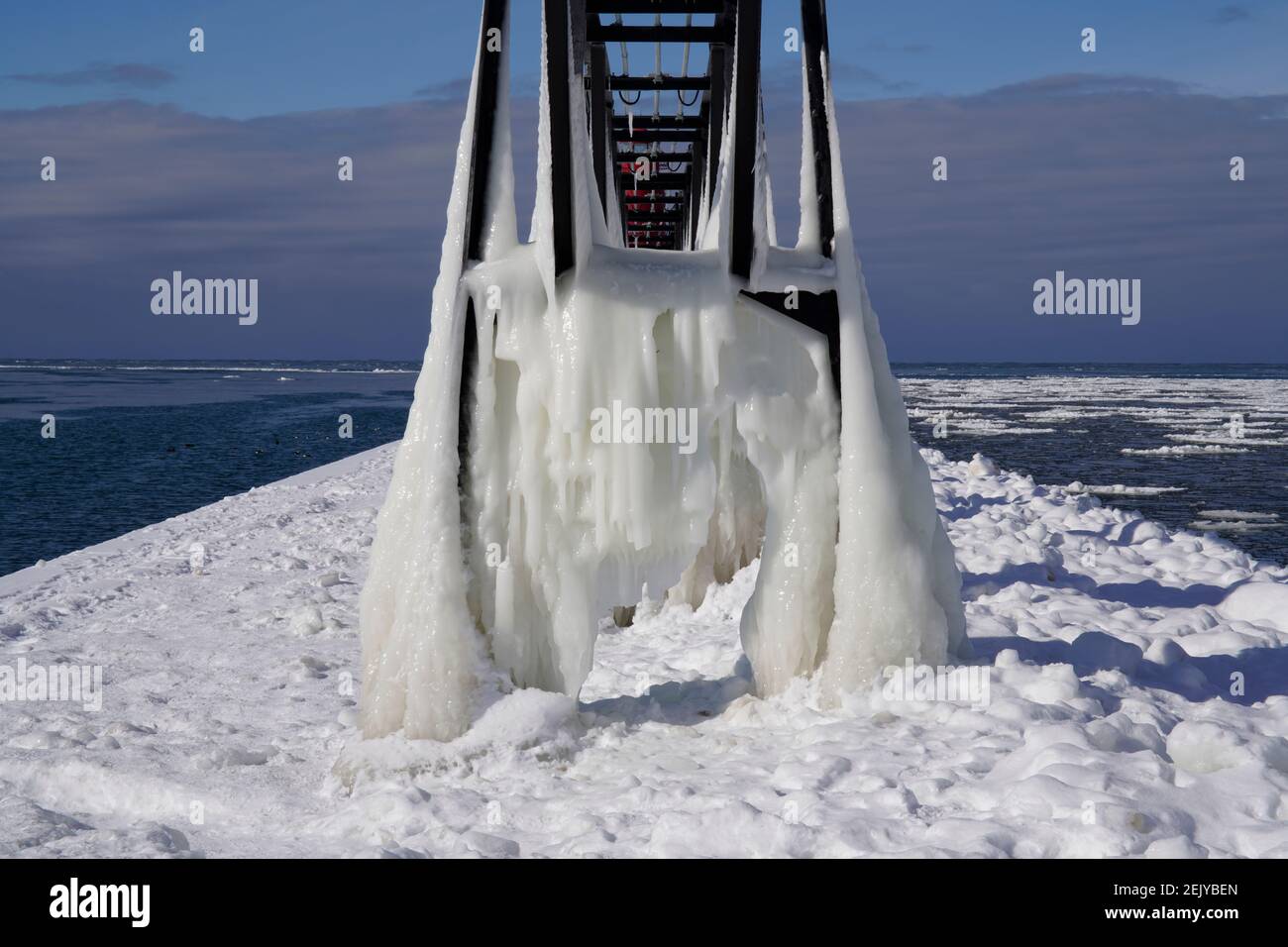Formation de glace à Grand Haven, Michigan. Février 2021, la glace couvrait la lumière intérieure de Grand Haven, paysage Banque D'Images