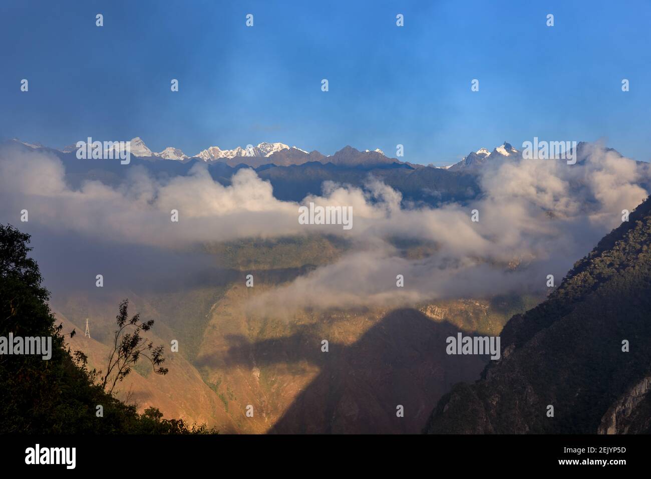 Un groupe de nuages dans le ciel au-dessus des montagnes des Andes. Vue depuis le chemin de l'ancienne Inca du Machu Picchu. Banque D'Images