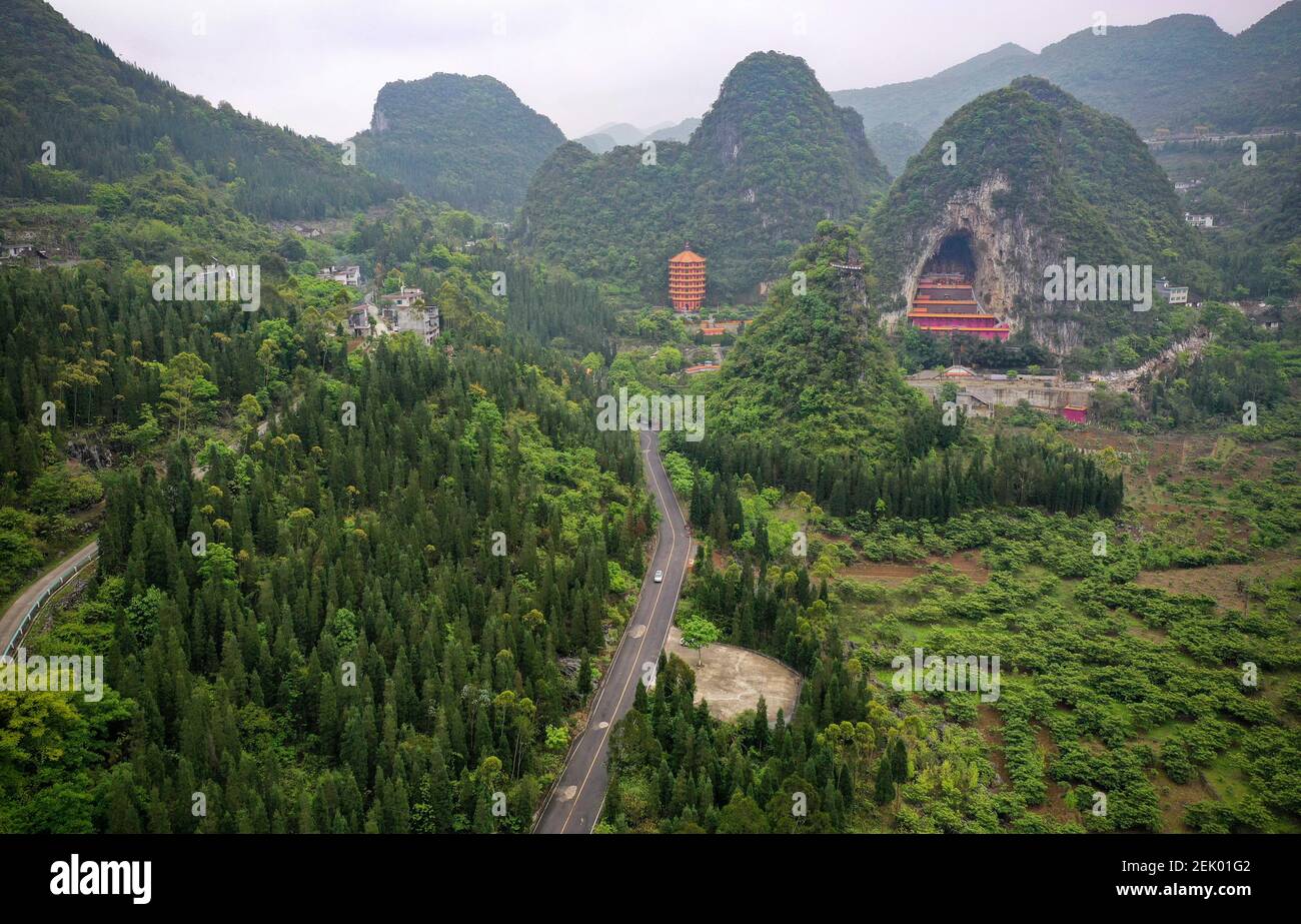 Une vue aérienne d'un temple bouddhiste vieux de 400 ans, qui peut accueillir plus de 10 mille personnes, situé dans la montagne, Qianxinan Buyei et la préfecture autonome de Miao, dans le sud-ouest de la province de Guizhou en Chine, le 15 avril 2020. Banque D'Images