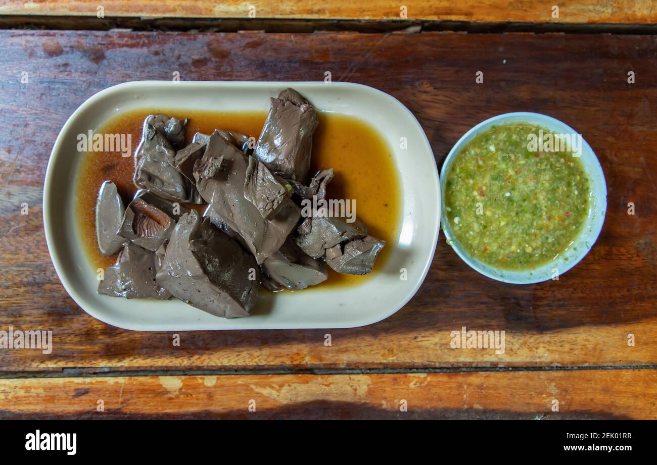 Gelée de sang de canard avec sauce aux fruits de mer. Aliments sains très élevés en fer, alimentation de l'Asie, concentration sélective. Banque D'Images