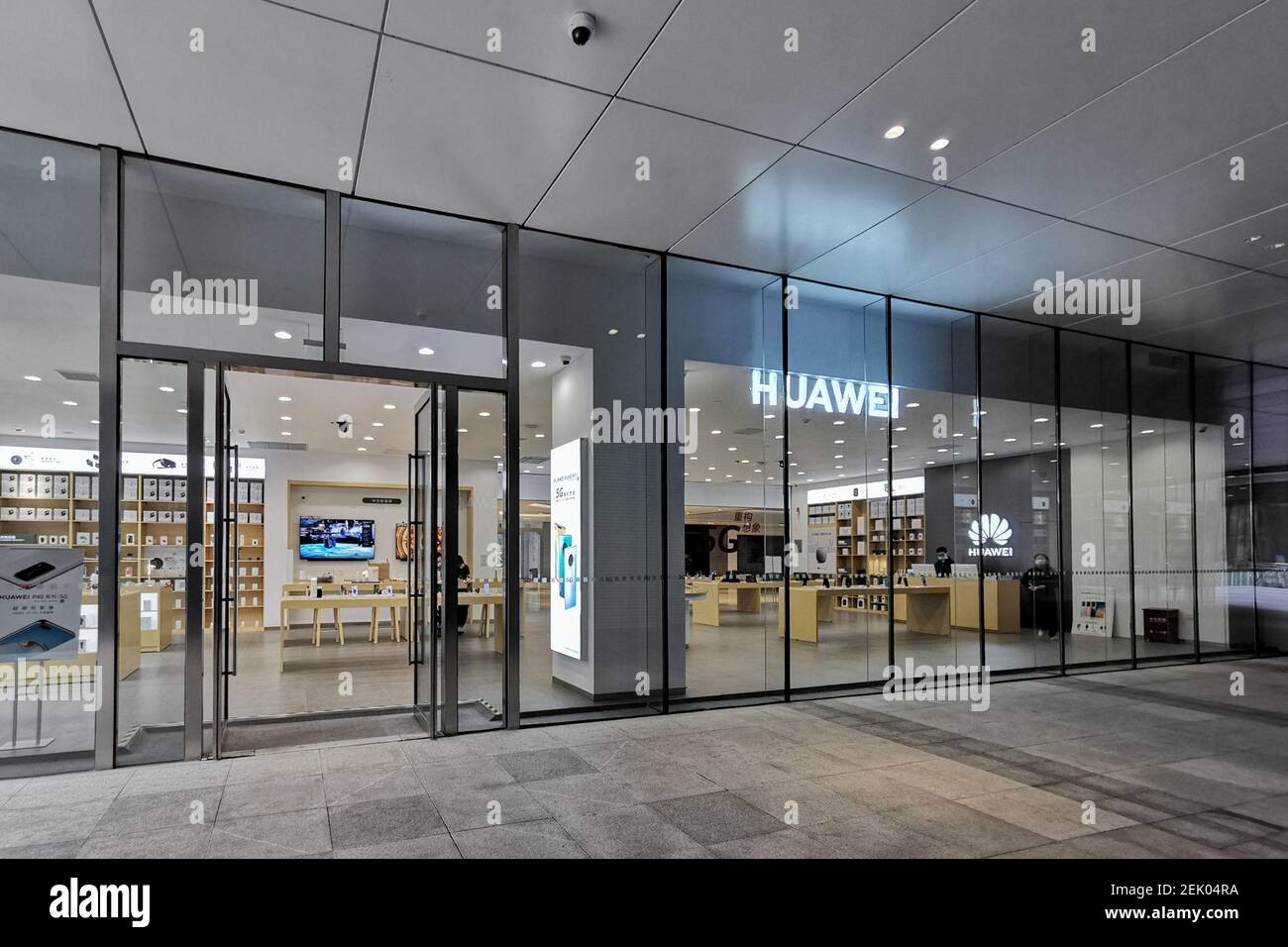 Un tout nouveau magasin d'expérience agréé Huawei dans un grand centre  d'affaires récemment ouvert a été installé à Shanghai, en Chine, le 16  avril 2020. Il y a environ 100 magasins Huawei