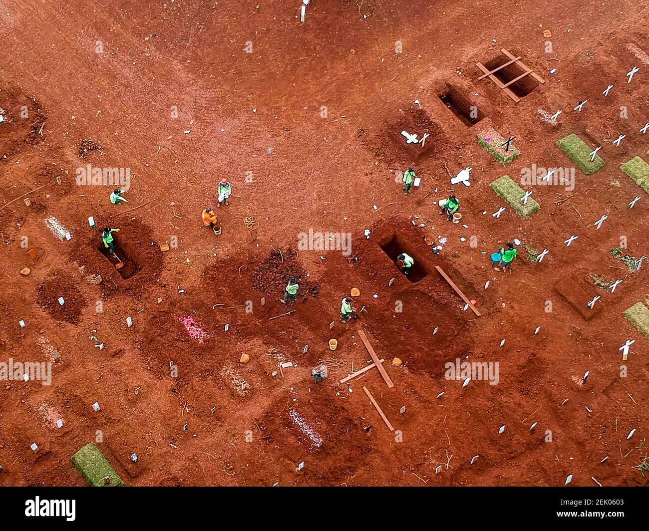 L'image aérienne montre aux travailleurs qui préparent un lieu de sépulture pour une victime du coronavirus COVID-19 dans un cimetière de Jakarta le 18 avril 2020. (Photo de Ahmad Soleh / INA photo Agency / Sipa USA) Banque D'Images
