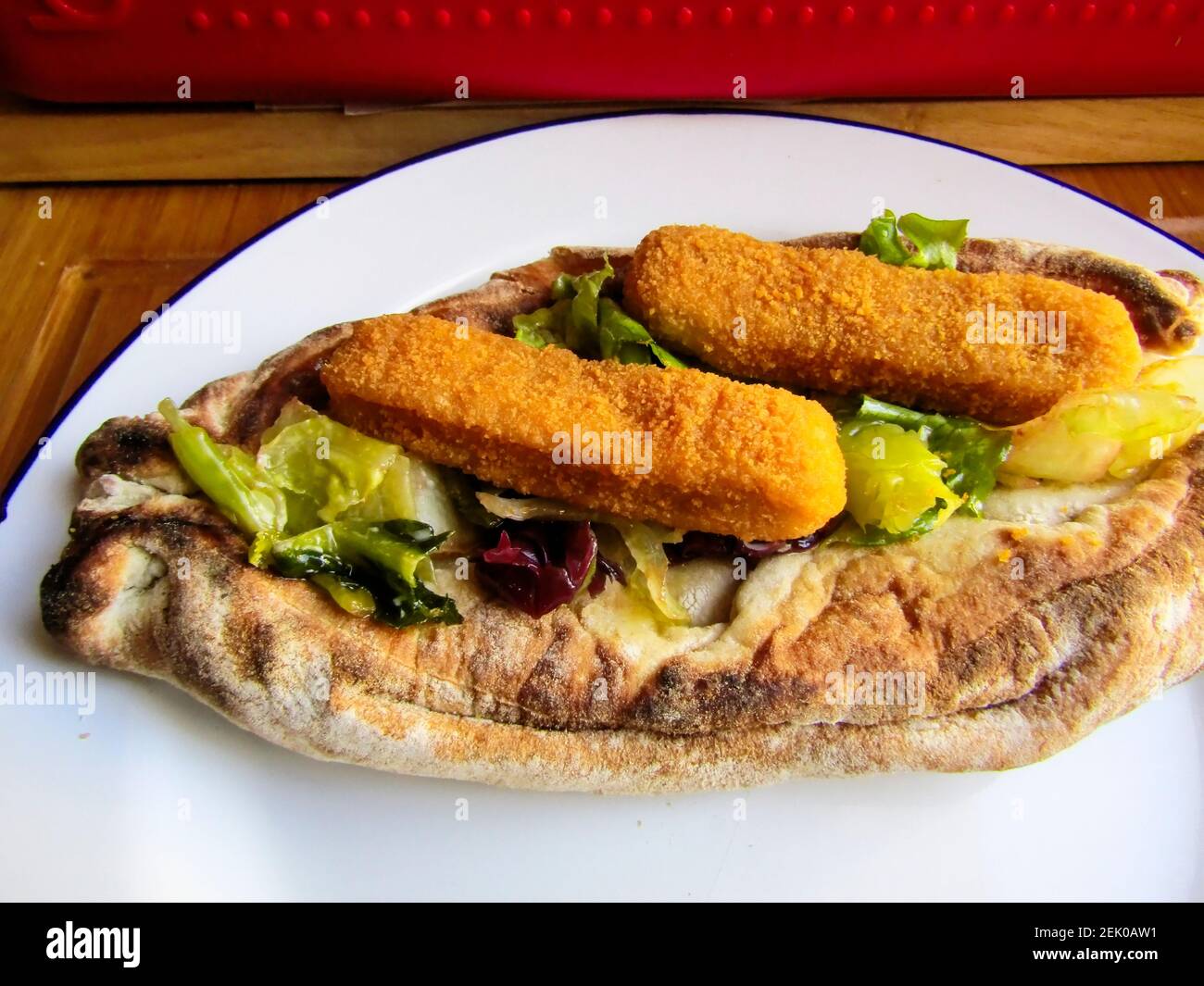 Fish Finger Taco avec salade sur pain pita de blé entier Banque D'Images