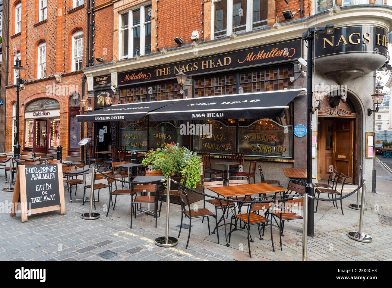 Le Nags Head dans le Covent Garden de Londres vu déserté en raison de l'éclusage de Covid19.les pubs et les restaurants peuvent rouvrir à l'extérieur du 12 avril après que Boris Johnson annonce sa carte routière hors de Lockdown pour l'Angleterre. Banque D'Images