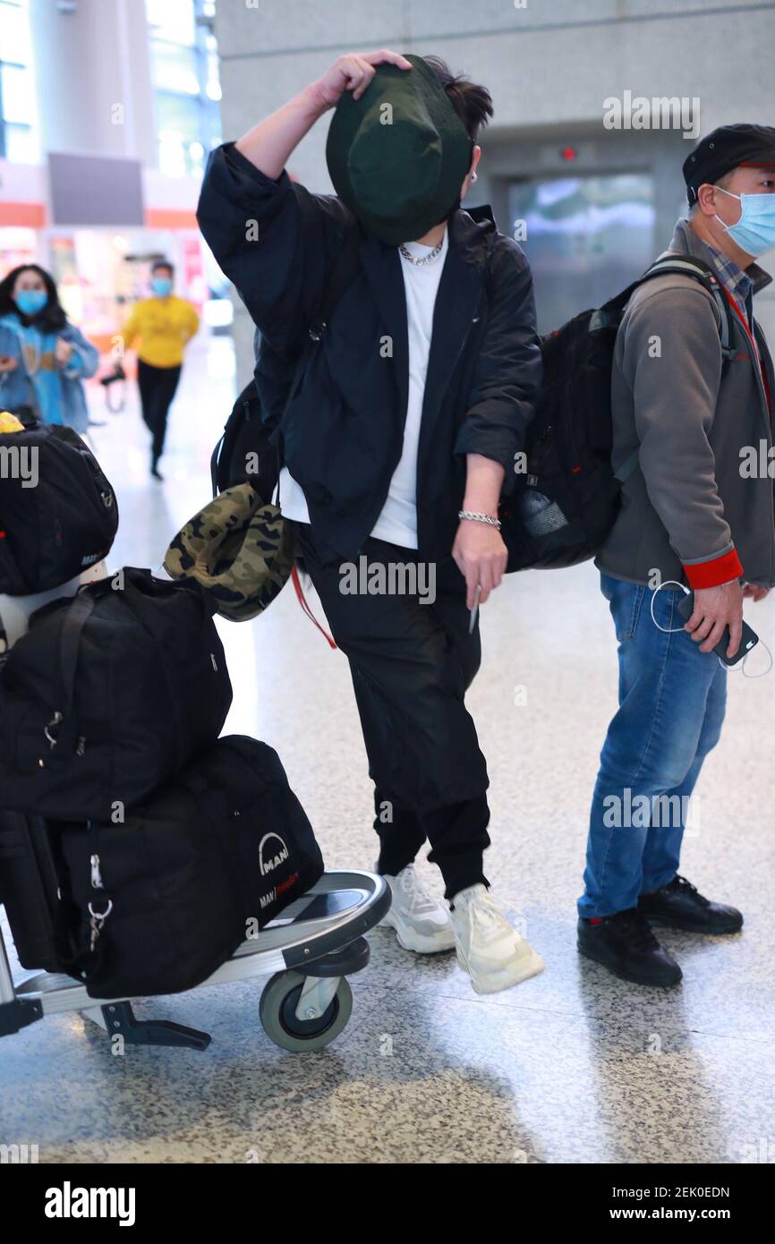 L'acteur Qian Feng, animateur de l'émission de variétés de télévision chinoise, arrive à l'aéroport de Shanghai, en Chine, le 22 avril 2020. (Photo de Wang Jiali/ChinaImages/Sipa USA) Banque D'Images