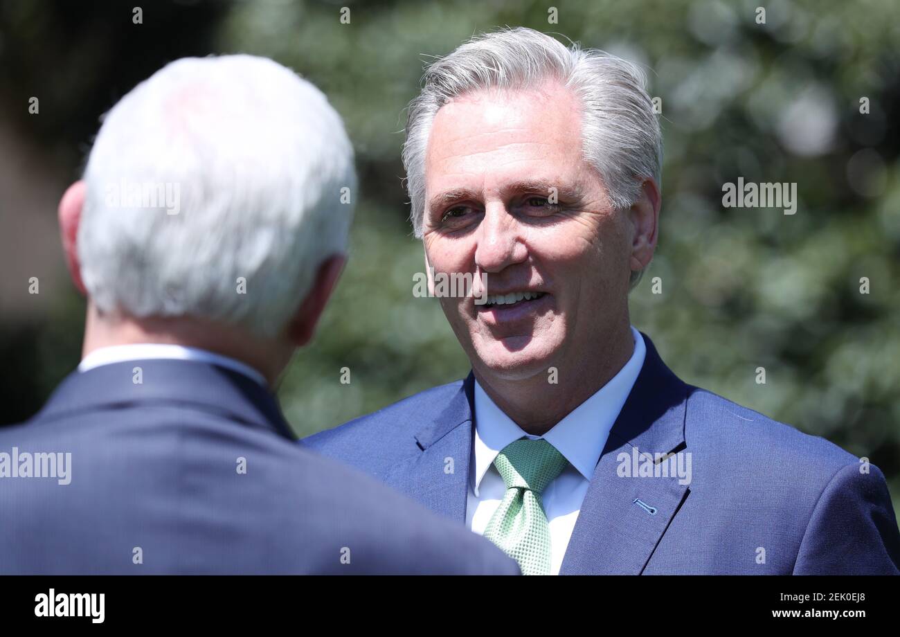 LE vice-président AMÉRICAIN Mike Pence (L) et le représentant de Californie et leader minoritaire de la Chambre des représentants Kevin McCarthy (R) parlent devant le président américain Donald J. Trump et la première dame des États-Unis Melania Trump arrivent à planter un arbre pour célébrer le jour de la Terre et le jour de l'Arbor sur la pelouse sud de la Maison Blanche À Washington, DC, Etats-Unis, le 22 avril 2020. Banque D'Images