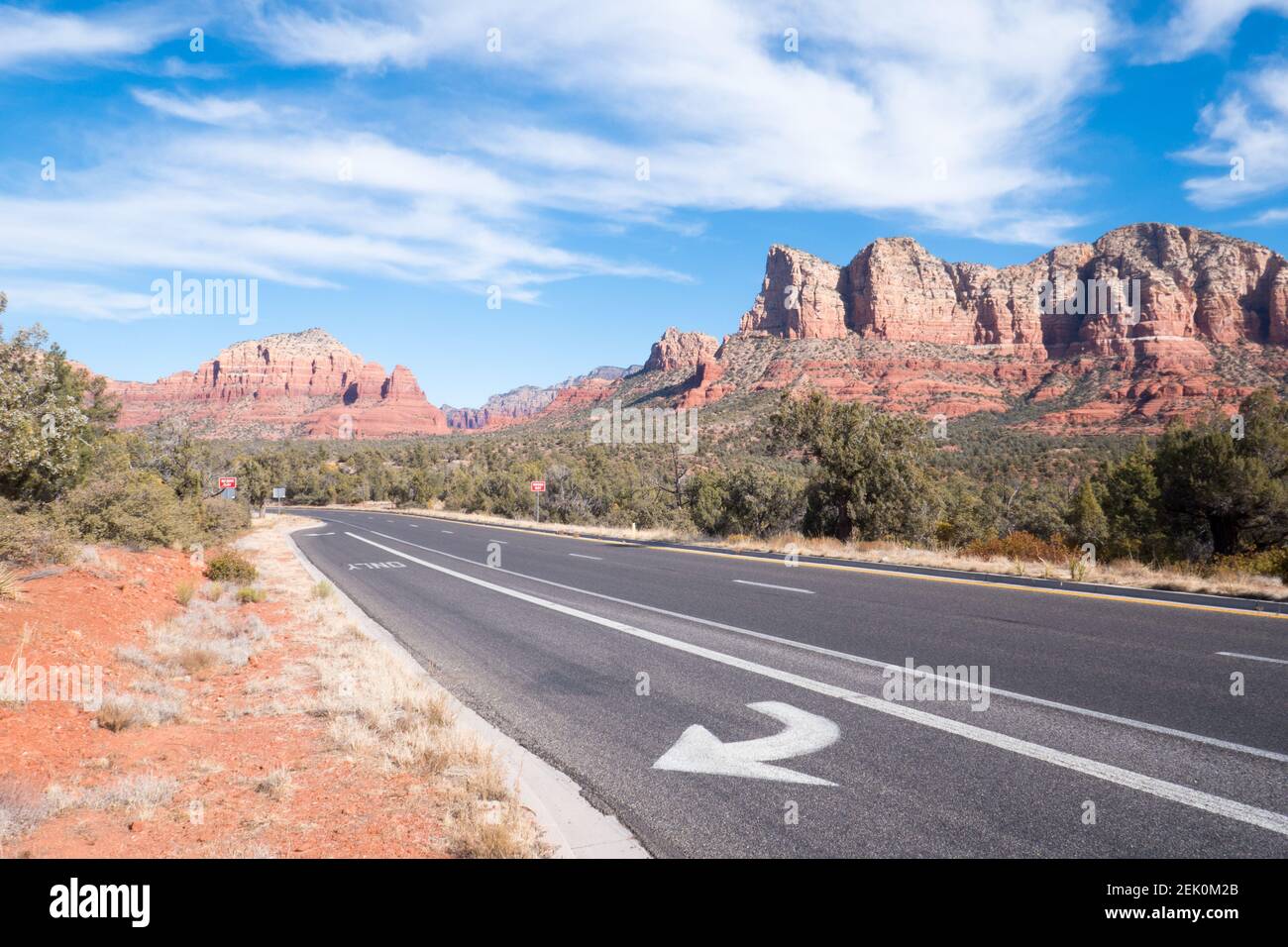 La Highway 179 traverse le parc national de Sedona avec de la roche formations Banque D'Images