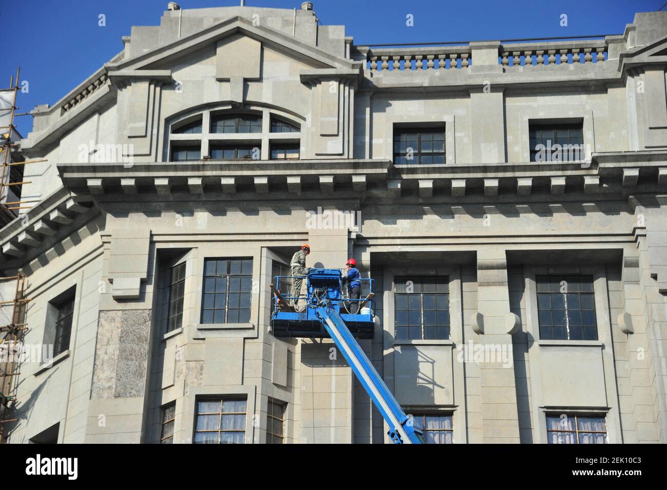 Les travailleurs sont occupés à rénover un vieux bâtiment, qui appartient aux grappes exotiques du Bund, pour protéger sa fa ade et l'entretenir, Shanghai, Chine, 23 avril 2020. Banque D'Images