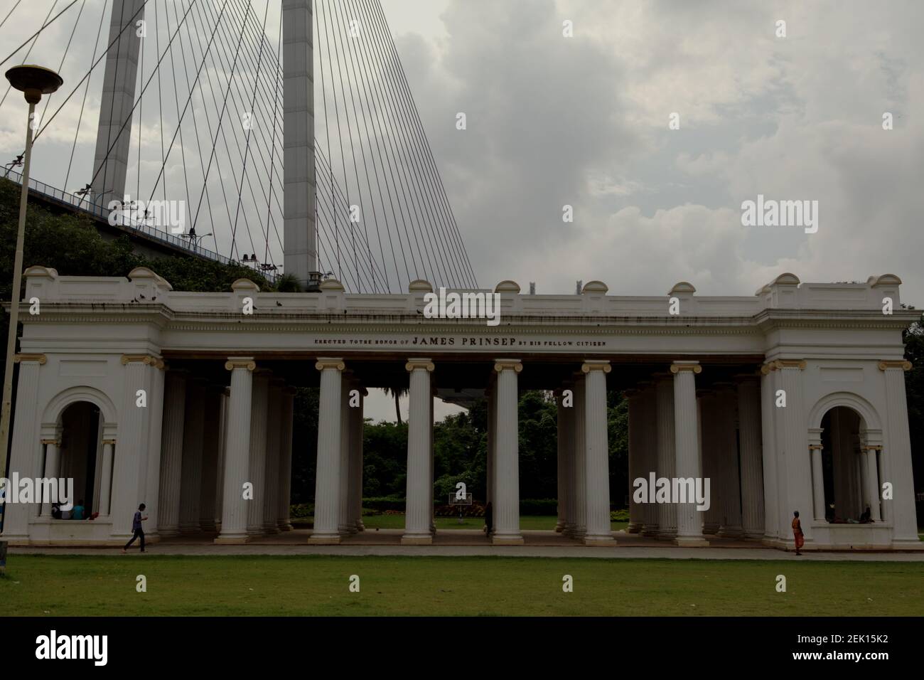 Monument en l'honneur de James Prinsep (1799-1840), situé à proximité de la rivière Hooghly à Kolkata, Bengale occidental, Inde. James était un érudit anglais, un indologue, un orientaliste et un rédacteur fondateur du Journal of the Asiatic Society of Bengal. Il a participé à plusieurs travaux importants, y compris le canal de construction reliant la rivière Hooghly à la région de Sundarbans dans la baie du Bengale. Banque D'Images