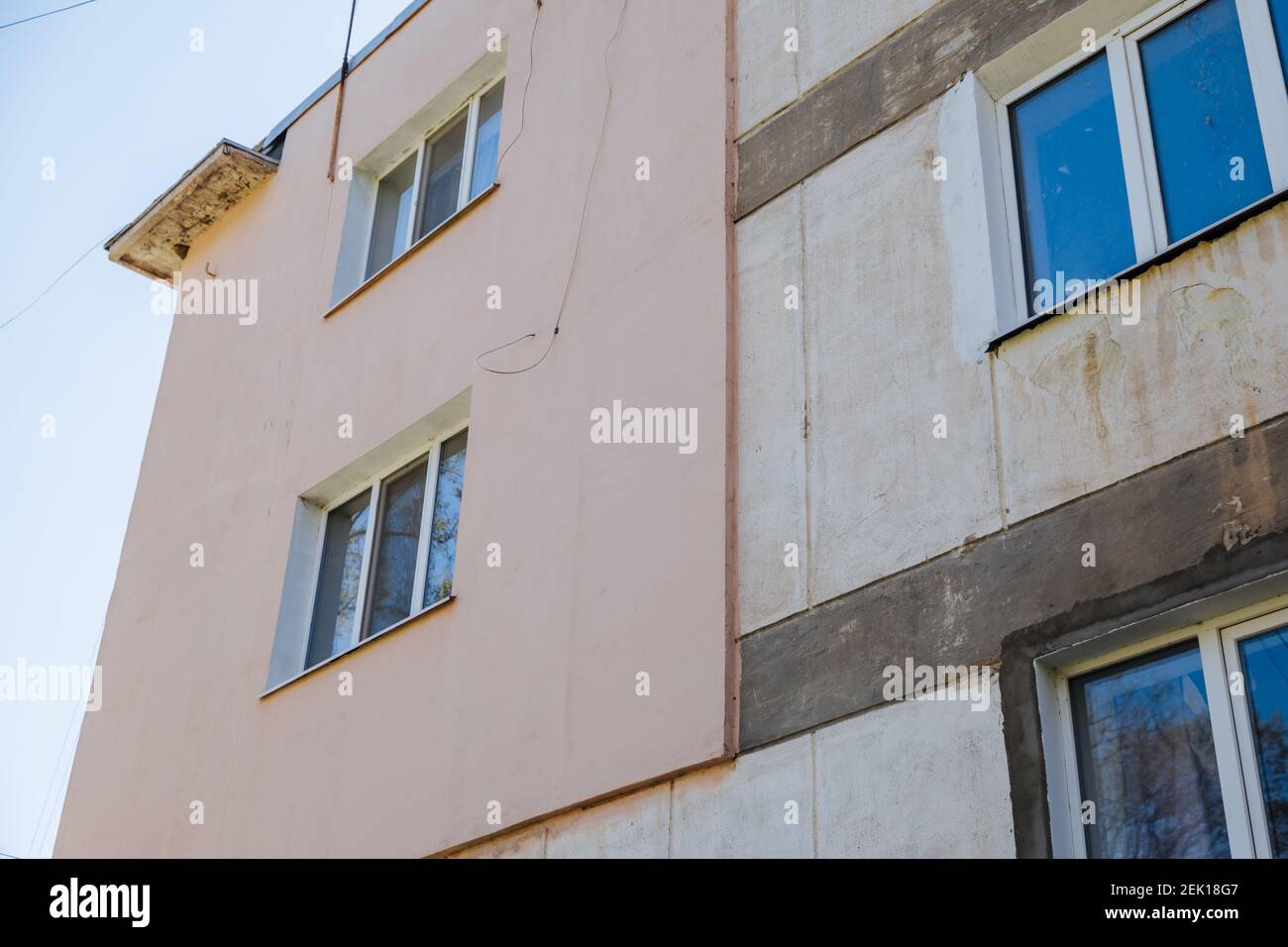 Mur isolé de la maison. Technologies modernes d'économie d'énergie et de protection thermique de la maison. Le concept d'une maison chaleureuse et confortable. Banque D'Images