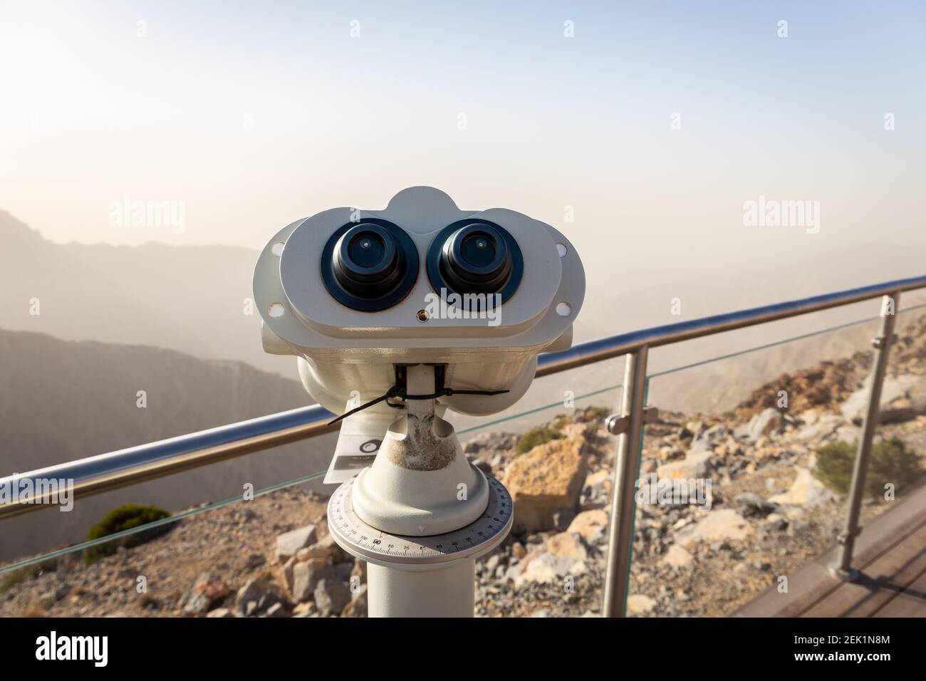 Jumelles à pièces au Jebel JAIS Viewing Deck Park surplombant les montagnes Hajar, Émirats arabes Unis. Banque D'Images