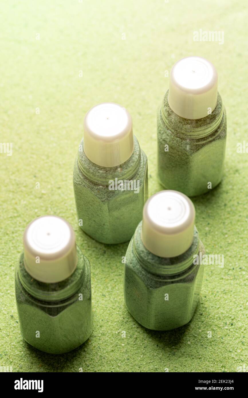 Bouteille en plastique avec sel de bain. Concept de produits de repos et de traitement de relaxation Banque D'Images