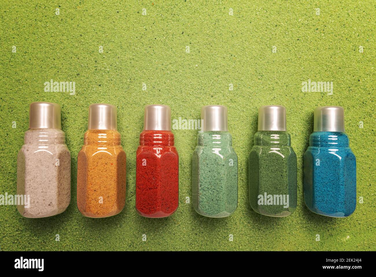 Produits cosmétiques naturels biologiques, sel de bain dans différents arômes sur fond vert de sel de bain, espace de copie Banque D'Images