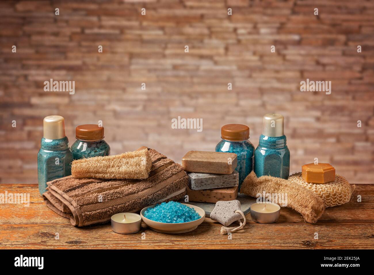 Sels de bain, bougie et savon sur fond de bois comme concept spa soins du corps à la maison Banque D'Images