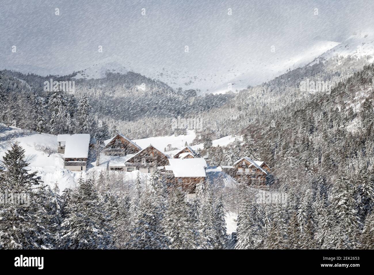 chalets enneigés dans une vallée surmontée de montagnes, paysage d'hiver, alpes européennes Banque D'Images