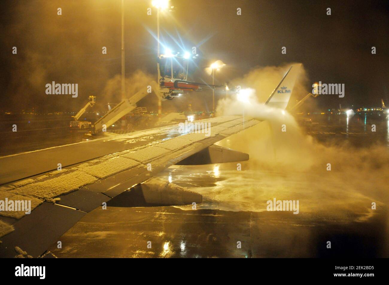 Vue panoramique sur le dégivrage d'un avion à l'aéroport Banque D'Images