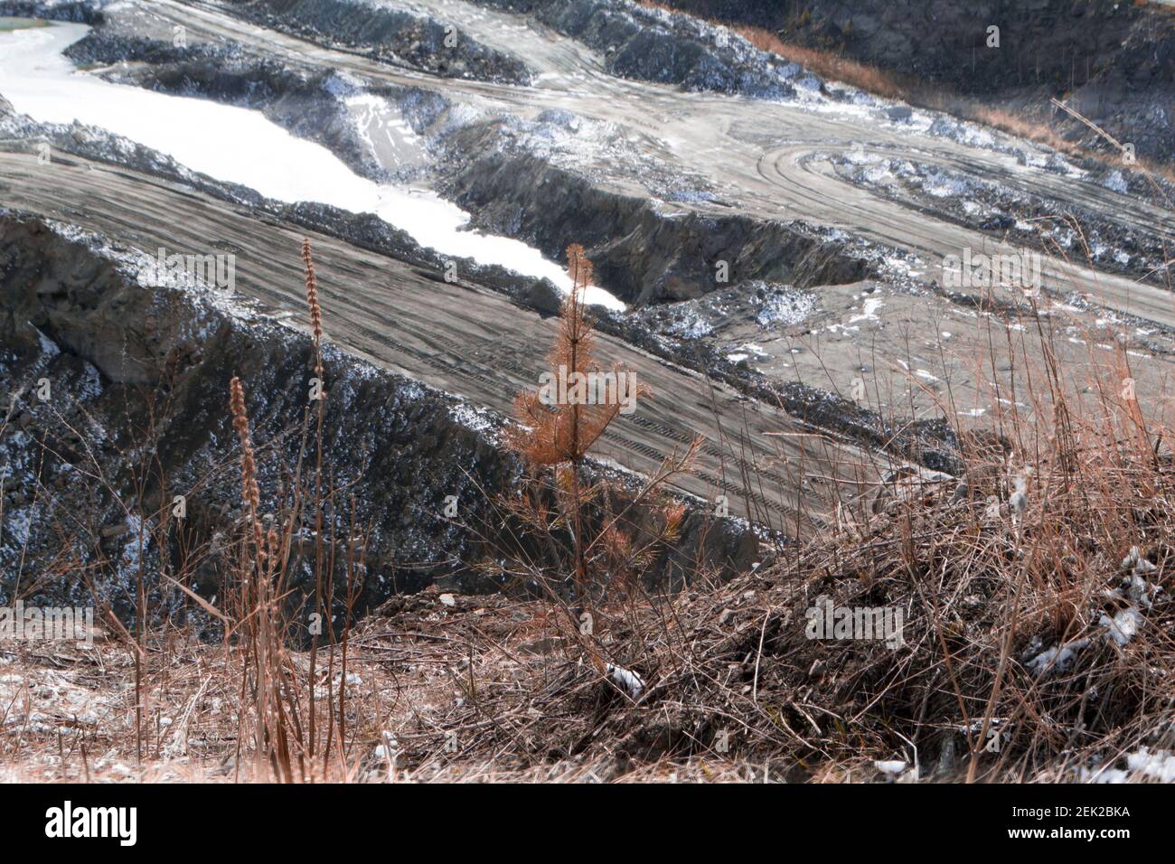 Carrière de graphite. Extraction à ciel ouvert de graphite. Oural Photo ...