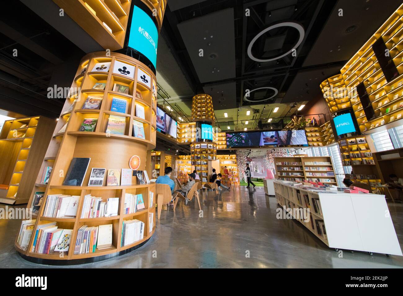 Vue intérieure d'IPMall, une librairie récemment ouverte dans la ville de Jinan, province de Shandong en Chine orientale, 14 mai 2020. (Photo de Kuhn Wong/ChinaImages/Sipa USA) Banque D'Images