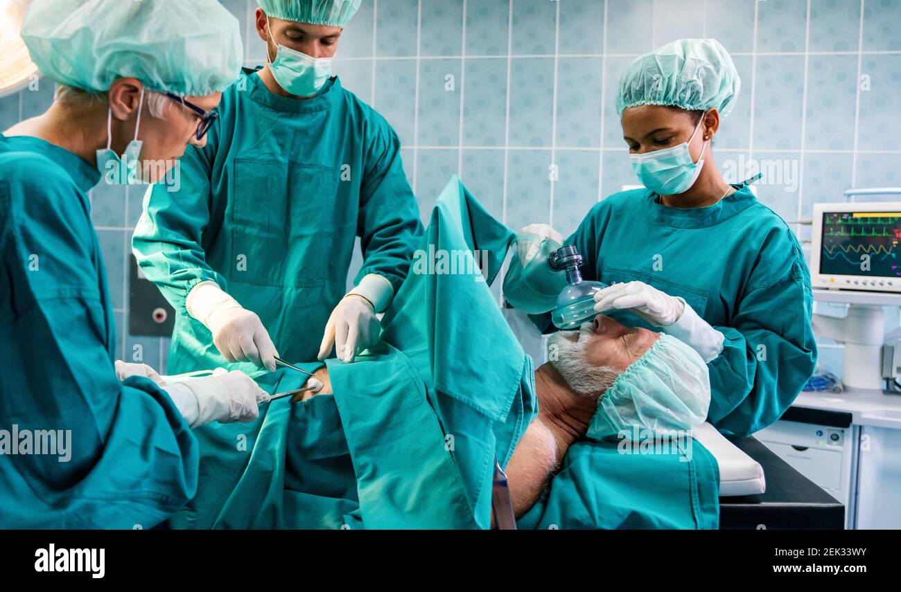 Groupe de médecins du chirurgien au travail en salle d'opération. Banque D'Images Groupe de médecins du chirurgien au travail en salle d'opération. Banque D'Images