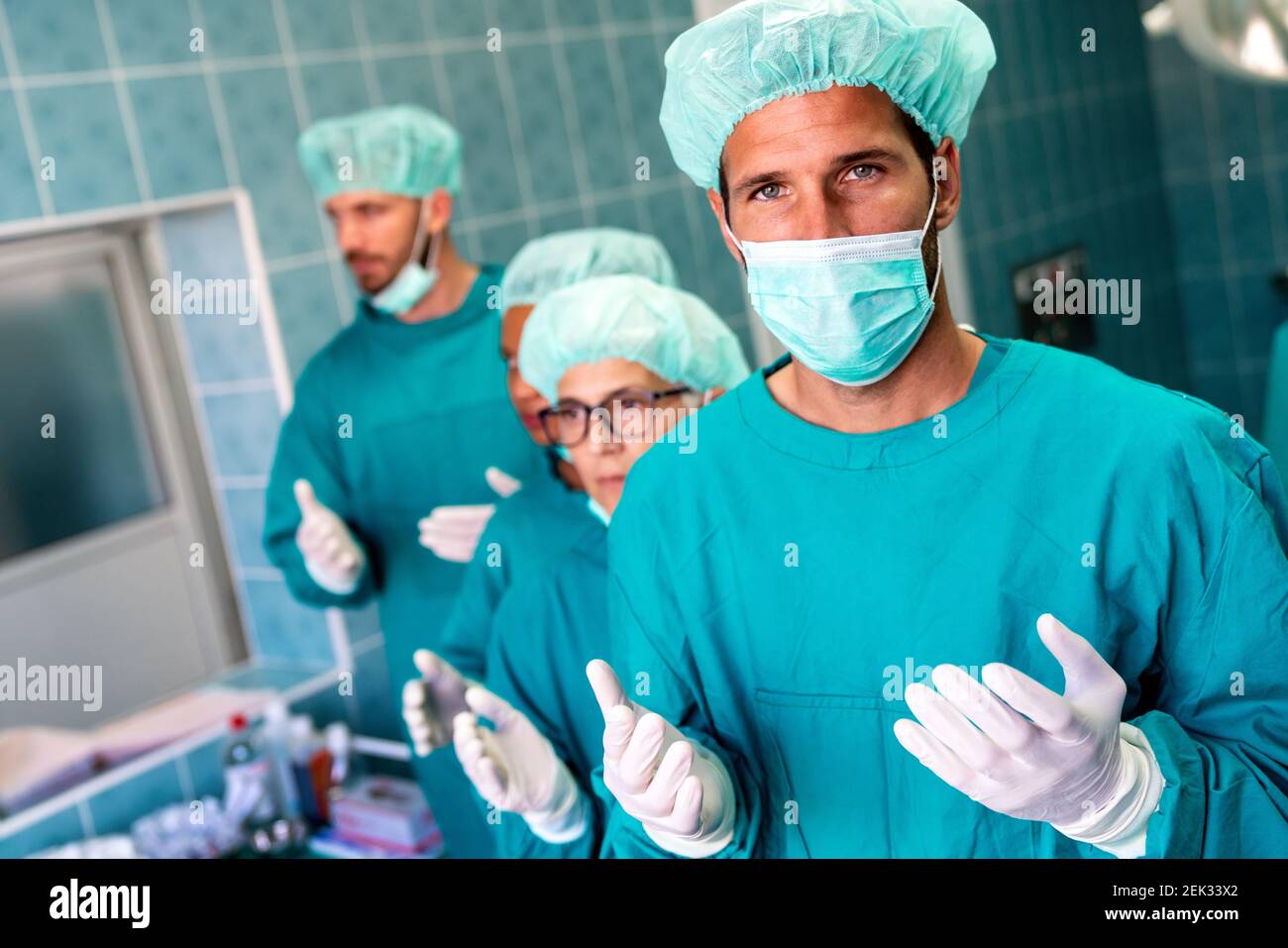 Portrait d'une équipe réussie de chirurgien debout dans la salle d'opération, prêt à travailler Banque D'Images Portrait d'une équipe réussie de chirurgien debout dans la salle d'opération, prêt à travailler Banque D'Images