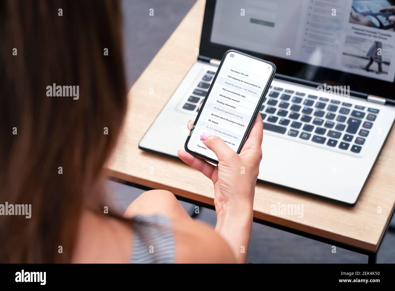 E-mail, téléphone et ordinateur portable au travail. Boîte de réception mobile et liste des nouveaux e-mails morts. Employé occupé, secrétaire ou chef de direction féminin dans les affaires d'entreprise. Banque D'Images