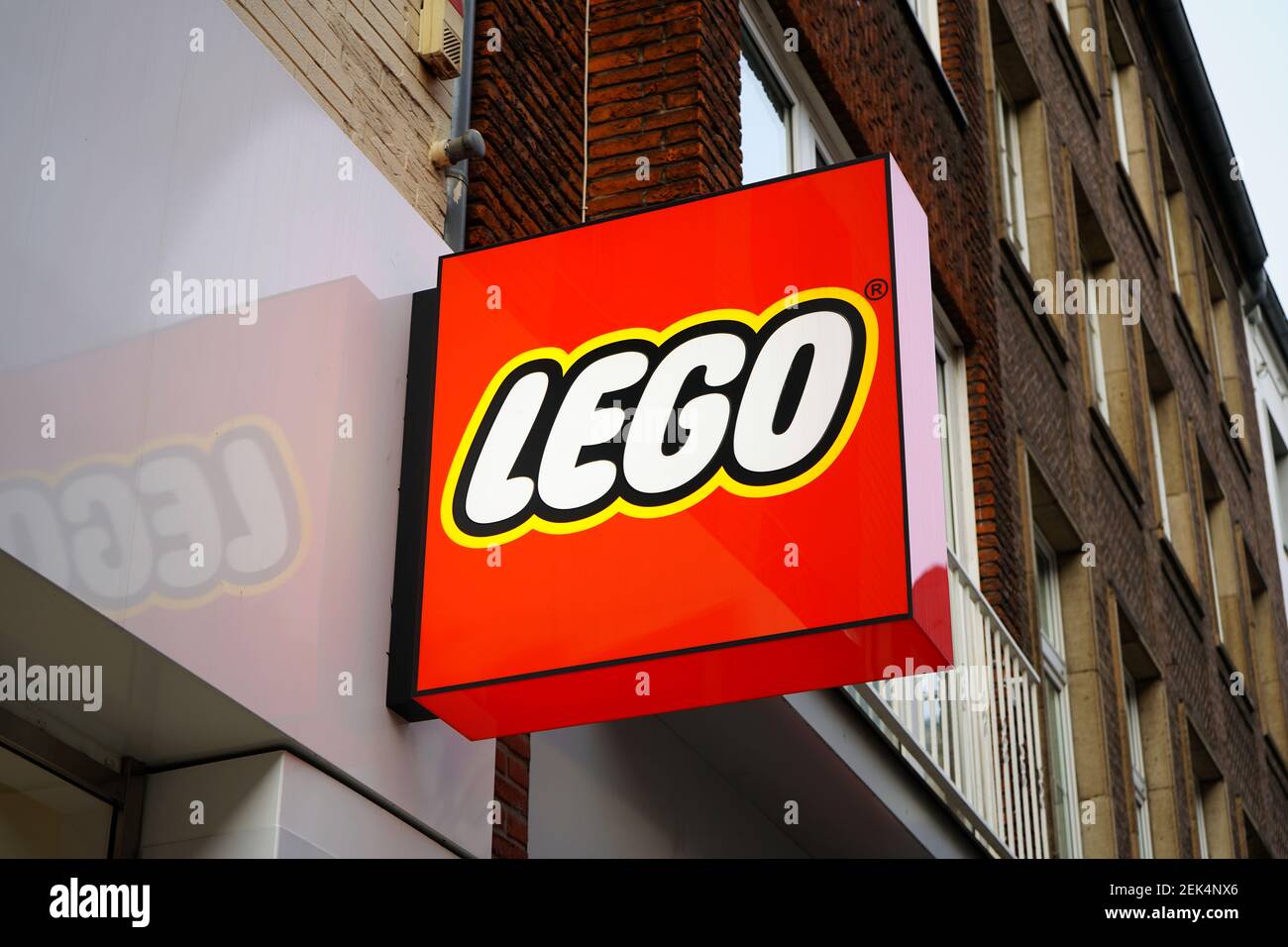 Logo de la boutique de la compagnie traditionnelle danoise de jouets Lego dans la vieille ville de Düsseldorf. Banque D'Images