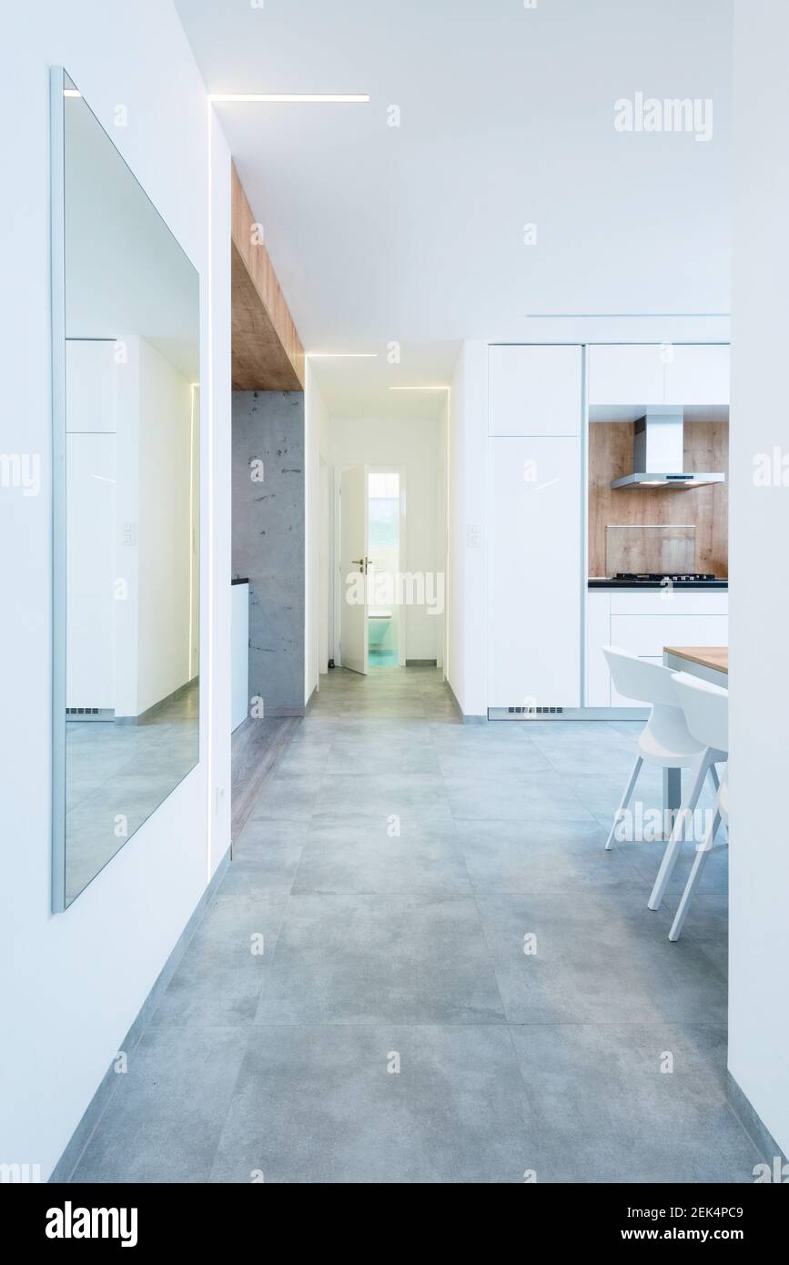 intérieur de l'appartement moderne - couloir menant à la cuisine et salle de bains Banque D'Images