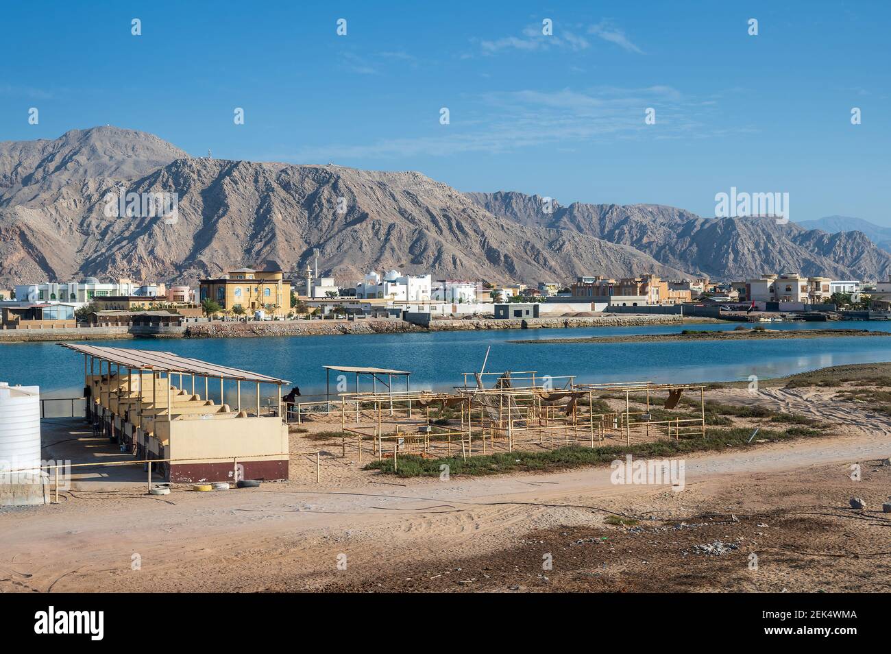 Le comté d'Al Rams, la banlieue de Ras Al Khaimah émirat dans les Émirats arabes Unis s'établissant sous les montagnes de grès au bord de la mer Banque D'Images