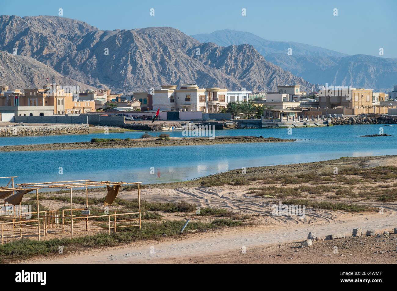 Le comté d'Al Rams, la banlieue de Ras Al Khaimah émirat dans les Émirats arabes Unis s'établissant sous les montagnes de grès au bord de la mer Banque D'Images