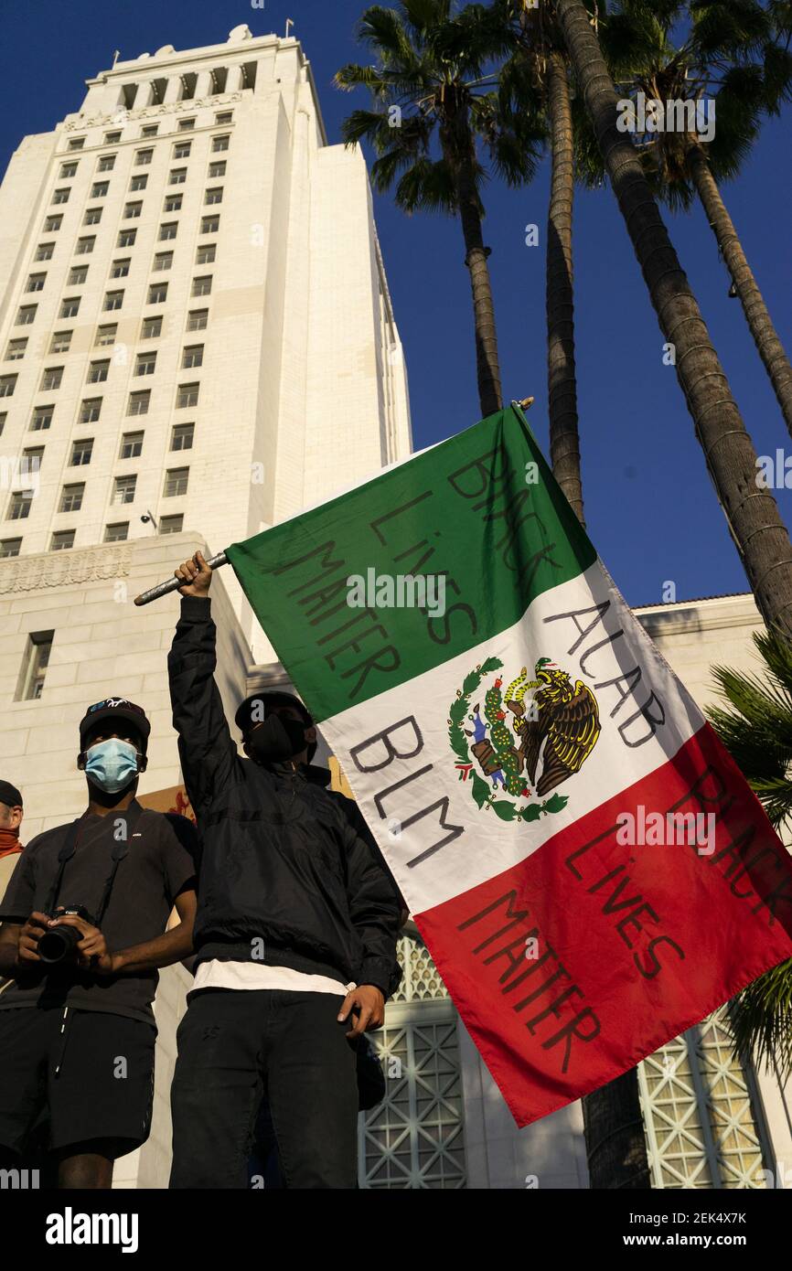 Centre-ville, Los Angeles: Ce protestataire brandit un drapeau avec 'ACAB' au sommet du champ blanc. C'est devenu un tag omniprésent pendant les manifestations DE LA. C'est un acronyme qui signifie « All COPS are Bastards ». Les citoyens participent à une manifestation pacifique de Black Lives Matter le cinquième jour des manifestations contre la poursuite de la violence et du meurtre de la police à la suite du meurtre de George Floyd par la police du Minnesota. 3 juin 2020-Los Angeles-photo d'Aaron Guy Leroux/ Sipa USA Banque D'Images