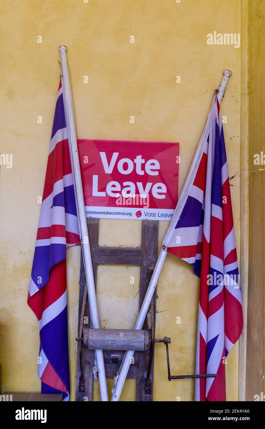 Affiche sur le Brexit ; affiche sur le congé du vote flanquée de deux drapeaux de l'Union Jack, au Royaume-Uni Banque D'Images