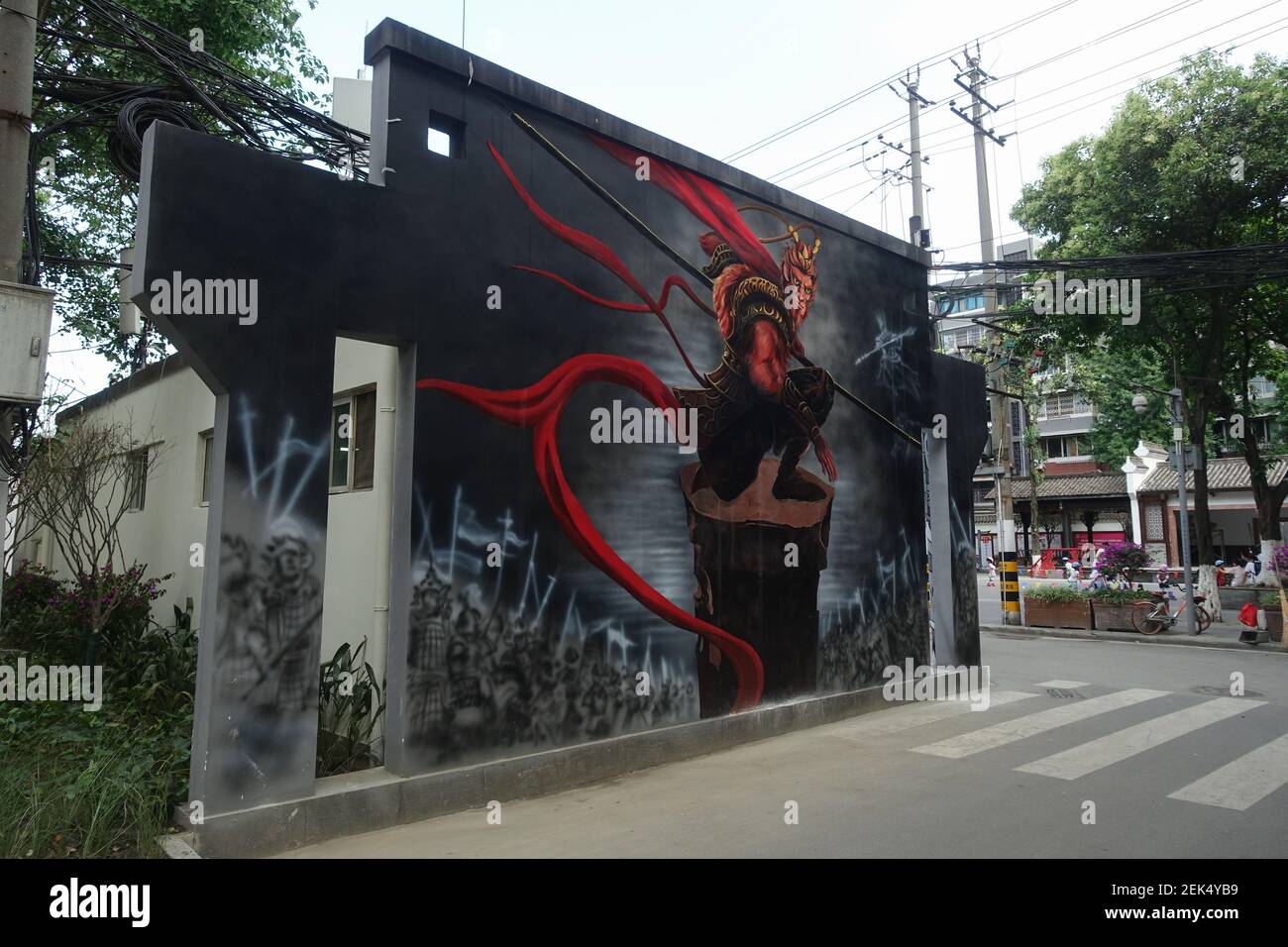 Un graffiti de Monkey King est représenté sur un mur d'une salle de lavage publique dans la ville de Chengdu, dans la province du Sichuan, dans le sud-ouest de la Chine, le 1er juin 2020. (Photo de Yuan Kejia/ChinaImages/Sipa USA) Banque D'Images