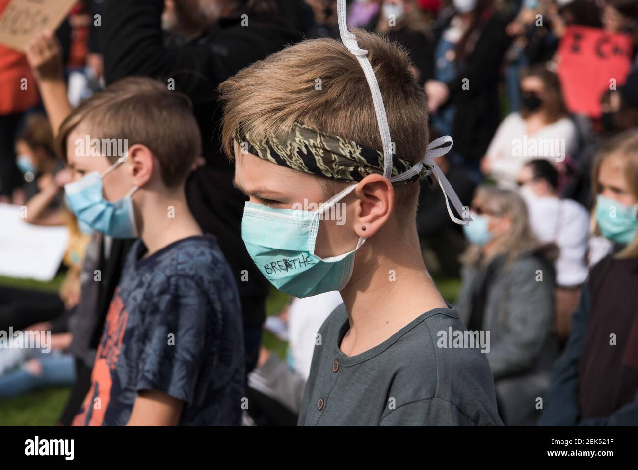 Les enfants portent un masque facial pendant la manifestation. Des milliers de manifestants se sont rassemblés sur la place Victoria d'Adélaïde pour manifester en faveur du mouvement Black Lives Matter et contre les morts aborigènes australiens en détention. Déclenché par la mort de l'Afro-américain George Floyd aux mains d'un agent de police blanc dans l'État américain de Minneapolis, des manifestations ont été observées dans toutes les grandes villes australiennes. (Photo d'Oliver Haynes / SOPA Images/Sipa USA) Banque D'Images