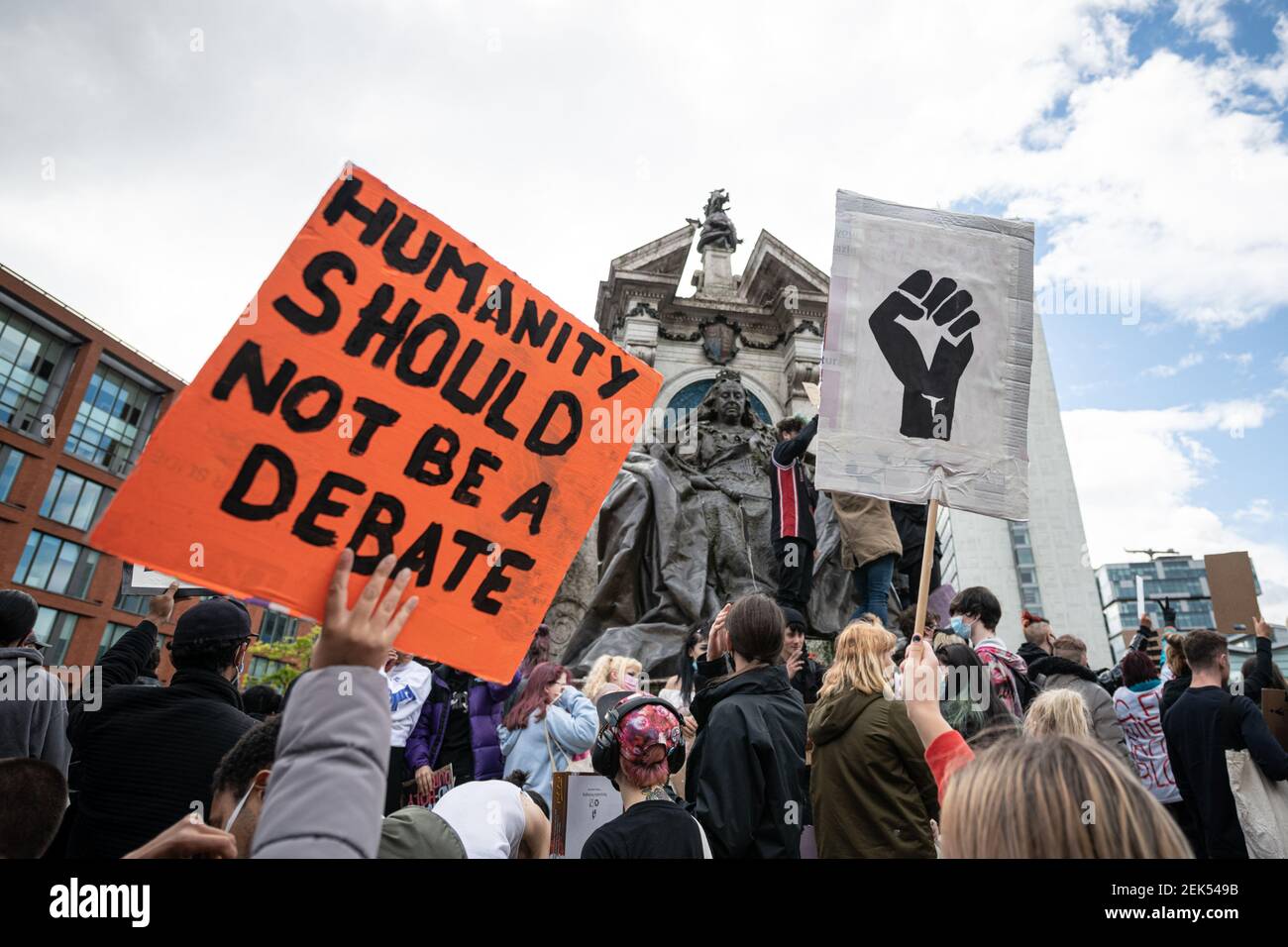 Les manifestants tiennent des pancartes BLM pendant la manifestation. Des milliers de personnes assistent à la dernière manifestation « Black Lives Matter » dans le centre-ville de Manchester après la mort de George Floyd aux États-Unis. (Photo par Kenny Brown / SOPA Images / Sipa USA) Banque D'Images