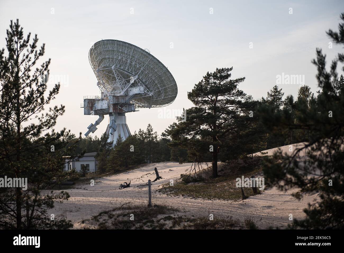 Un immense radiotélescope soviétique près de la ville militaire abandonnée d'Irbene en Lettonie. Banque D'Images