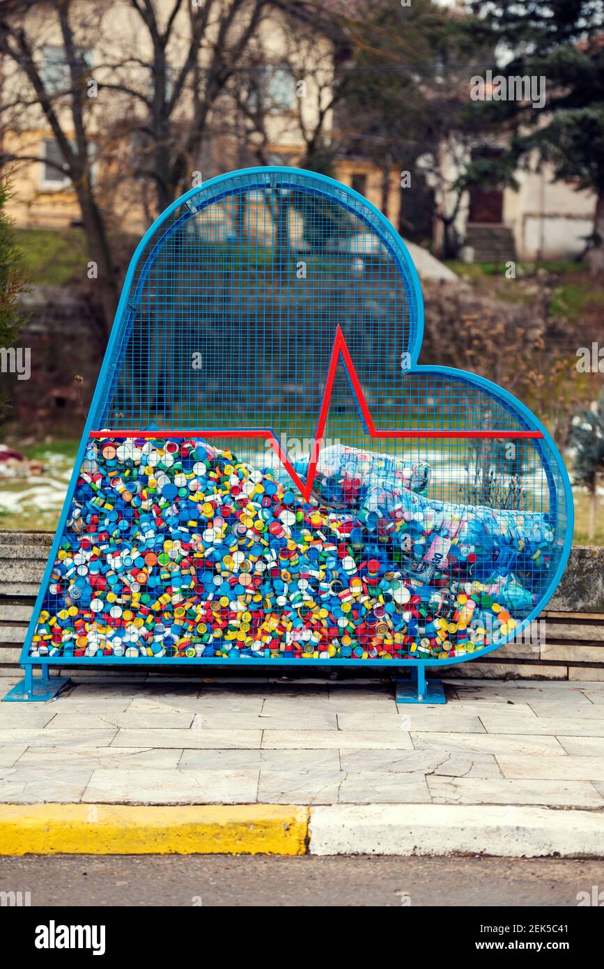 Bulgarie, village de Balsha, 31 JANVIER 2021 : lieu de collecte des capuchons en plastique coloré pour recyclage et charité Banque D'Images