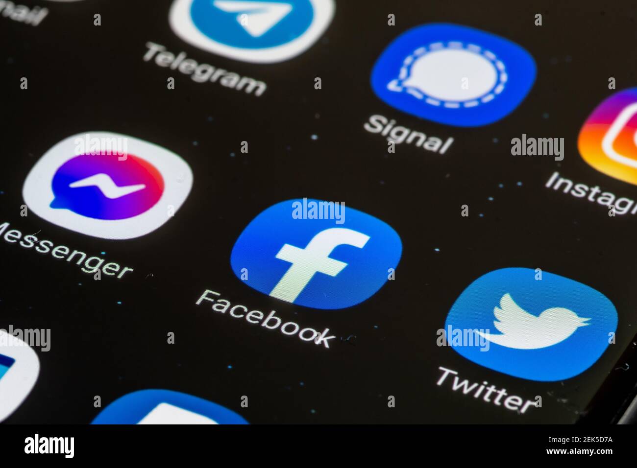 Vilnius, Lituanie - février 23 2021 : Facebook, Twitter, application Messenger affichée ensemble sur un smartphone. Application de réseaux sociaux. Réseau social Banque D'Images