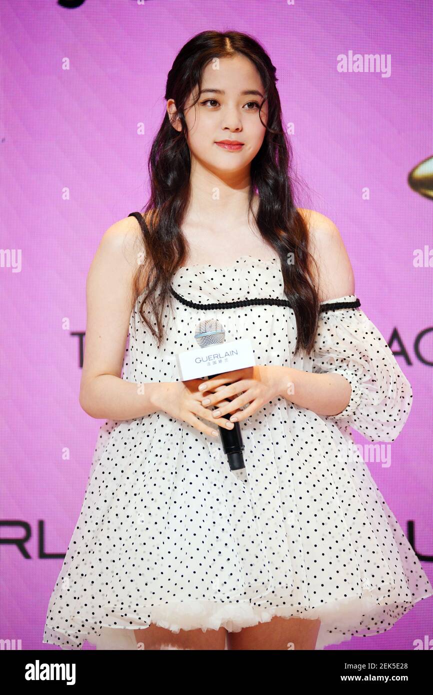 Le musicien et actrice taïwanais Ouyang Nana assiste à une activité à Shanghai, s'habillant dans une jupe blanche à pois et une paire de talons de Roger Vivier, Shanghai, Chine, 9 juin 2020. (Photo de Stringer/ChinaImages/Sipa USA) Banque D'Images