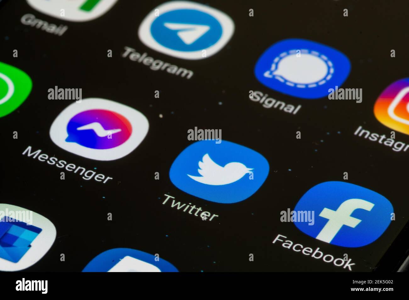 Facebook, Messenger et Twitter s'affichent ensemble sur un smartphone. Application de réseaux sociaux. Réseau social Banque D'Images