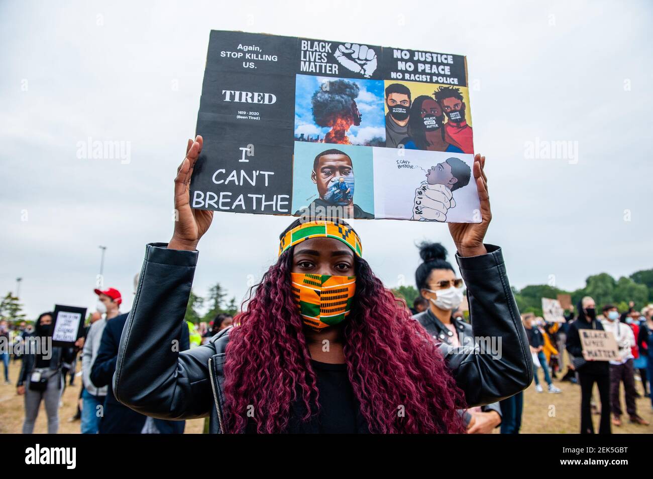 Une Femme Balck Tient Une Affiche Avec Plusieurs Illustrations Anti une-femme-balck-tient-une-affiche-avec-plusieurs-illustrations-anti