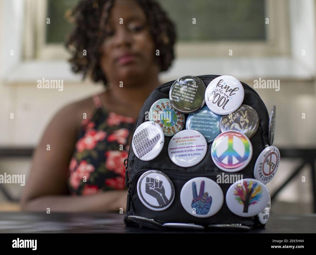 Ferrai Pickett, de Chicago, affiche certains des boutons qu'elle a faits pour les gens qui veulent s'identifier publiquement et rapidement comme des alliés du mouvement pour la justice raciale. (Brian Cassella/Chicago Tribune/TNS) Banque D'Images